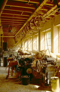 Intérieur de l'atelier de fabrication : tour à bois Monneret (Moirans-en-Montagne) et transmissions. © Région Bourgogne-Franche-Comté, Inventaire du patrimoine