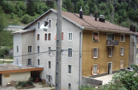 Bâtiment 21 rue Emile Zola : élévation antérieure. Signalé en 1859 comme " Usine François Granger ", ce bâtiment abrite dans la seconde moitié du 20e siècle une partie de la fabrique de branches de lunettes Raoul Girod et Fils. © Région Bourgogne-Franche-Comté, Inventaire du patrimoine Bâtiment 21 rue Emile Zola : élévation antérieure. Signalé en 1859 comme " Usine François Granger ", ce bâtiment abrite dans la seconde moitié du 20e siècle une partie de la fabrique de branches de lunettes Raoul Girod et Fils. © Région Bourgogne-Franche-Comté, Inventaire du patrimoine