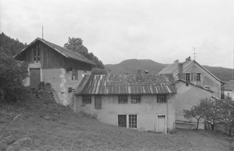 Ateliers de fabrication (polissage et peinture) depuis le nord. © Région Bourgogne-Franche-Comté, Inventaire du patrimoine Ateliers de fabrication (polissage et peinture) depuis le nord. © Région Bourgogne-Franche-Comté, Inventaire du patrimoine
