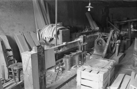 Vue d'ensemble de la targeuse, du côté d'application du bois. Rabot à gauche, système moteur à droite. © Région Bourgogne-Franche-Comté, Inventaire du patrimoine Vue d'ensemble de la targeuse, du côté d'application du bois. Rabot à gauche, système moteur à droite. © Région Bourgogne-Franche-Comté, Inventaire du patrimoine