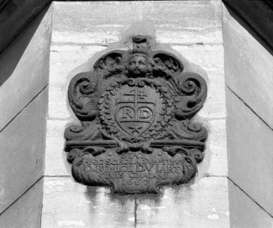 Plaque de fondation d'une classe, sur aile droite du bâtiment sur cour, datée 1667 : vue d'ensemble rapprochée. © Région Bourgogne-Franche-Comté, Inventaire du patrimoine