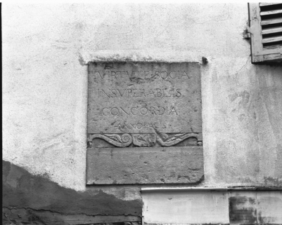 Détail d'une inscription sur la façade postérieure de l'imprimerie. © Région Bourgogne-Franche-Comté, Inventaire du patrimoine Détail d'une inscription sur la façade postérieure de l'imprimerie. © Région Bourgogne-Franche-Comté, Inventaire du patrimoine