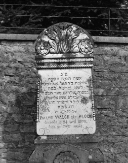 Détail de la stèle. © Région Bourgogne-Franche-Comté, Inventaire du patrimoine