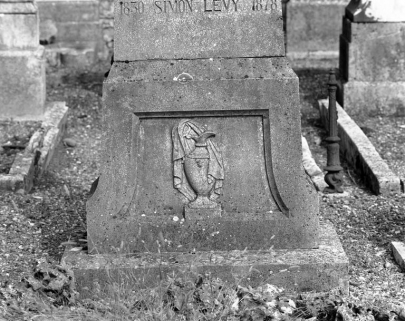 Détail de la base de la stèle. © Région Bourgogne-Franche-Comté, Inventaire du patrimoine