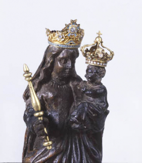 Détail du buste de la Vierge à l'Enfant. © Région Bourgogne-Franche-Comté, Inventaire du patrimoine Détail du buste de la Vierge à l'Enfant. © Région Bourgogne-Franche-Comté, Inventaire du patrimoine