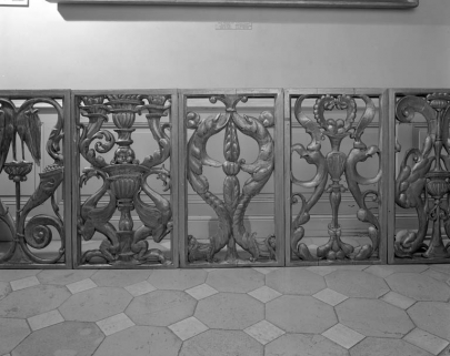 Détail d'une des deux clôtures du choeur déposée actuellement au musée Baron Martin. © Région Bourgogne-Franche-Comté, Inventaire du patrimoine