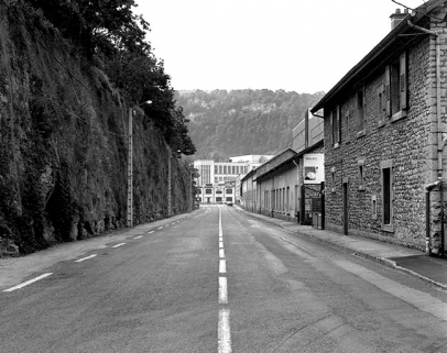 Avenue de Chardonnet : mur de l'usine B et perspective sur l'usine A. © Région Bourgogne-Franche-Comté, Inventaire du patrimoine