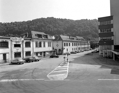 Façade sur rue de la conciergerie (N) et des bureaux (M). © Région Bourgogne-Franche-Comté, Inventaire du patrimoine