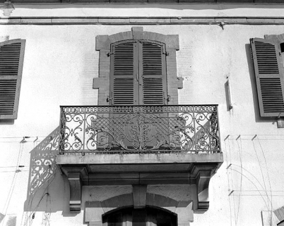 Balcon des bureaux (extrémité occidentale), baie volets fermés. © Région Bourgogne-Franche-Comté, Inventaire du patrimoine