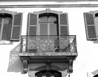 Balcon des bureaux (extrémité occidentale), baie volets ouverts. © Région Bourgogne-Franche-Comté, Inventaire du patrimoine