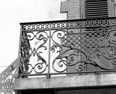 Détail de la grille d'un balcon des bureaux. © Région Bourgogne-Franche-Comté, Inventaire du patrimoine