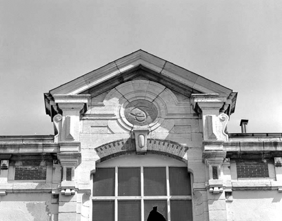 Fronton de la cantine. © Région Bourgogne-Franche-Comté, Inventaire du patrimoine