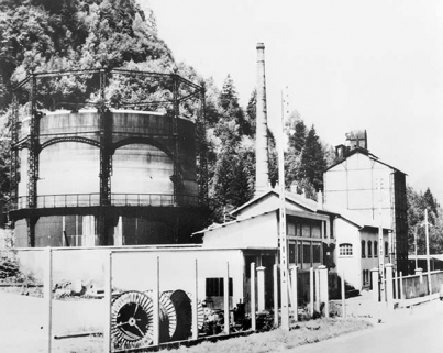 Vue d'ensemble de l'usine avec son gazomètre. © Région Bourgogne-Franche-Comté, Inventaire du patrimoine Vue d'ensemble de l'usine avec son gazomètre. © Région Bourgogne-Franche-Comté, Inventaire du patrimoine
