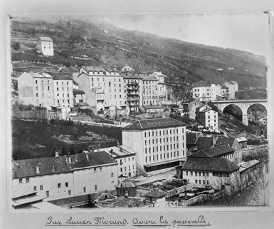 Vue d'ensemble du quartier et de l'usine avant la construction de la passerelle. © Région Bourgogne-Franche-Comté, Inventaire du patrimoine Vue d'ensemble du quartier et de l'usine avant la construction de la passerelle. © Région Bourgogne-Franche-Comté, Inventaire du patrimoine
