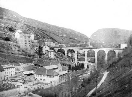 [Vue d'ensemble de l'usine et du Pont de pierre depuis le sud-est]. © Région Bourgogne-Franche-Comté, Inventaire du patrimoine