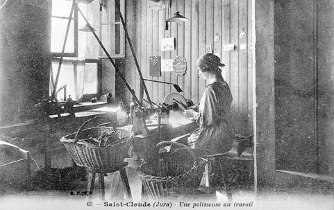 Saint-Claude (Jura) - Une polisseuse au travail. © Région Bourgogne-Franche-Comté, Inventaire du patrimoine