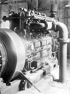 Engine, showing starting handles [Moteur, montrant les manettes de démarrage en 1910]. © Région Bourgogne-Franche-Comté, Inventaire du patrimoine