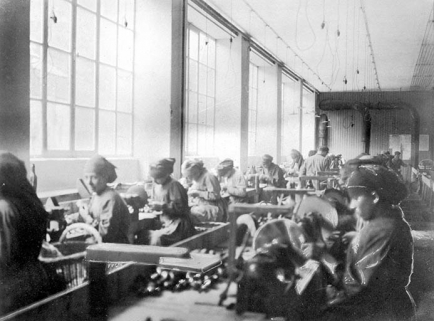 Polisseuses at work [Polisseuses au travail en 1910]. © Région Bourgogne-Franche-Comté, Inventaire du patrimoine