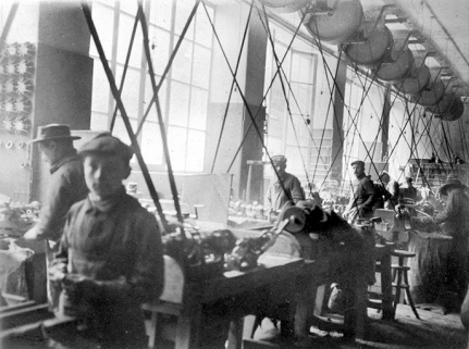 Ebaucheurs at work [Ebaucheurs au travail en 1910]. © Région Bourgogne-Franche-Comté, Inventaire du patrimoine