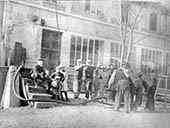Filling reservoir with town fire pump [Remplissage du réservoir avec la pompe à incendie de la ville en 1910]. © Région Bourgogne-Franche-Comté, Inventaire du patrimoine
