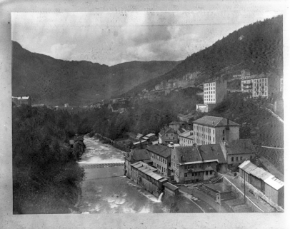 [Vue d'ensemble de l'usine depuis le Pont de pierre]. © Région Bourgogne-Franche-Comté, Inventaire du patrimoine