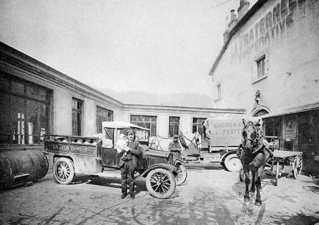 La Fraternelle, Maison du peuple. Dans la cour ; les services de la traction se préparant au travail, début des années 1920. © Région Bourgogne-Franche-Comté, Inventaire du patrimoine
