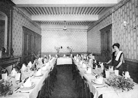 La Fraternelle, Société coopérative d'alimentation - L'une des salles du Restaurant, début des années 1920. © Région Bourgogne-Franche-Comté, Inventaire du patrimoine