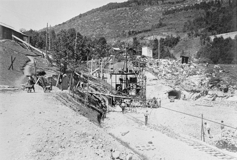 Chantier du barrage. Poste de transformation et compression d'air n° 1. Mur de rive de la prise d'eau. Chantier de concassage et de broyage et bétonnière. Alimentation d'eau et magasin des chaux et de ciment. © Région Bourgogne-Franche-Comté, Inventaire du patrimoine