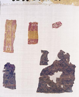 Morceaux de samit façonné soie et morceau de samit façonné soie, Egypte? 6e ou 7e siècle.Inv. Vial 83.7, 83.6. © Région Bourgogne-Franche-Comté, Inventaire du patrimoine