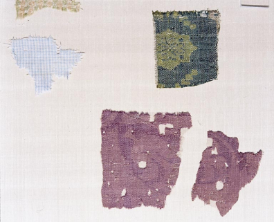Fragments de lampas et de samit. © Région Bourgogne-Franche-Comté, Inventaire du patrimoine