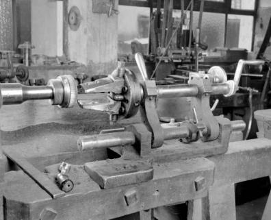 Détail de la fraise et du support de pièce, dans l'atelier d'ébauchage en 1992. © Région Bourgogne-Franche-Comté, Inventaire du patrimoine