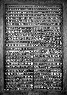 Vitrine-présentoir de garnitures de pipes depuis 1884. © Région Bourgogne-Franche-Comté, Inventaire du patrimoine Vitrine-présentoir de garnitures de pipes depuis 1884. © Région Bourgogne-Franche-Comté, Inventaire du patrimoine
