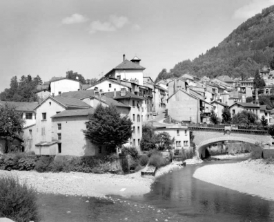 Vue d'ensemble depuis le sud-ouest. © Région Bourgogne-Franche-Comté, Inventaire du patrimoine Vue d'ensemble depuis le sud-ouest. © Région Bourgogne-Franche-Comté, Inventaire du patrimoine