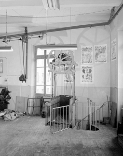 Ancien monte-charge de l'imprimerie. © Région Bourgogne-Franche-Comté, Inventaire du patrimoine