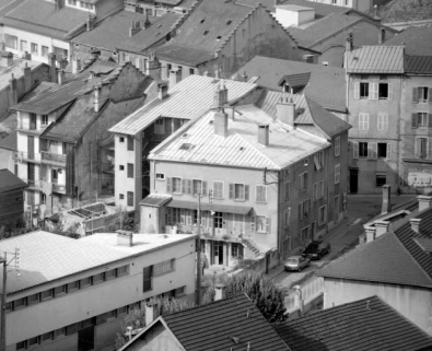 Vue d'ensemble plongeante sur la maison depuis le nord-est. © Région Bourgogne-Franche-Comté, Inventaire du patrimoine Vue d'ensemble plongeante sur la maison depuis le nord-est. © Région Bourgogne-Franche-Comté, Inventaire du patrimoine