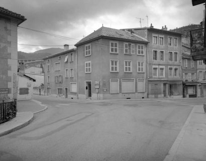 Maison de trois quarts. © Région Bourgogne-Franche-Comté, Inventaire du patrimoine Maison de trois quarts. © Région Bourgogne-Franche-Comté, Inventaire du patrimoine