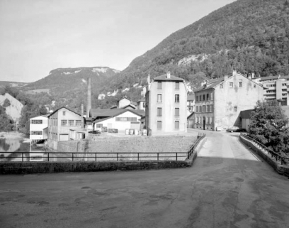 Usine, logement et immeuble pour les ouvriers, depuis le pont d'Avignon. © Région Bourgogne-Franche-Comté, Inventaire du patrimoine