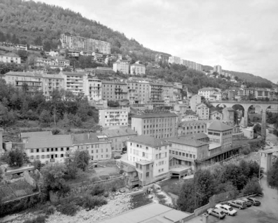 Vue d'ensemble de l'usine et des logements anciens, depuis le sud-est. © Région Bourgogne-Franche-Comté, Inventaire du patrimoine Vue d'ensemble de l'usine et des logements anciens, depuis le sud-est. © Région Bourgogne-Franche-Comté, Inventaire du patrimoine