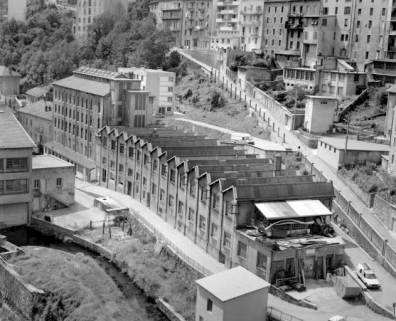 Vue d'ensemble de la taillerie, de la cristallerie et de la verrerie Dalloz, depuis le nord-est. © Région Bourgogne-Franche-Comté, Inventaire du patrimoine Vue d'ensemble de la taillerie, de la cristallerie et de la verrerie Dalloz, depuis le nord-est. © Région Bourgogne-Franche-Comté, Inventaire du patrimoine