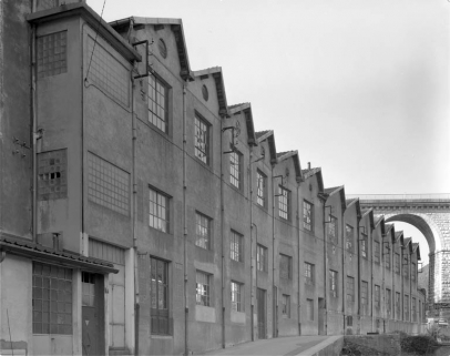 Cristallerie et verrerie Dalloz : façade postérieure de trois quarts gauche. © Région Bourgogne-Franche-Comté, Inventaire du patrimoine Cristallerie et verrerie Dalloz : façade postérieure de trois quarts gauche. © Région Bourgogne-Franche-Comté, Inventaire du patrimoine