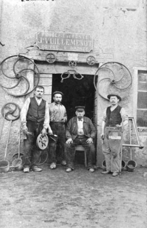 Personnel à l'entrée de la fonderie Vuillemenot (à Morez ?). © Région Bourgogne-Franche-Comté, Inventaire du patrimoine