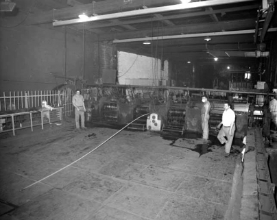 Laminoir : passage de la barre d'acier en cage de carré. © Région Bourgogne-Franche-Comté, Inventaire du patrimoine