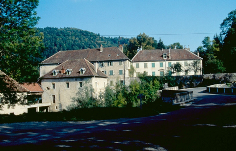 Vue d'ensemble de la 1ère demeure d'industriel et du martinet. © Région Bourgogne-Franche-Comté, Inventaire du patrimoine Vue d'ensemble de la 1ère demeure d'industriel et du martinet. © Région Bourgogne-Franche-Comté, Inventaire du patrimoine