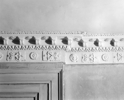 Intérieur de l'habitation : salon, détail de la frise, vue rapprochée. © Région Bourgogne-Franche-Comté, Inventaire du patrimoine