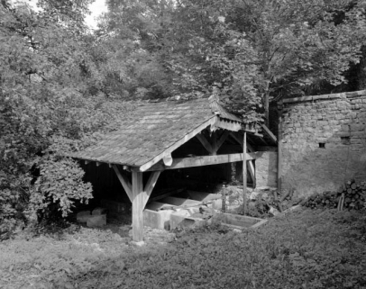 Vue d'ensemble du lavoir de trois quarts gauche. © Région Bourgogne-Franche-Comté, Inventaire du patrimoine