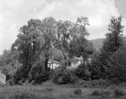 Vue éloignée des pavillons d'entrée, de trois quarts droit. © Région Bourgogne-Franche-Comté, Inventaire du patrimoine