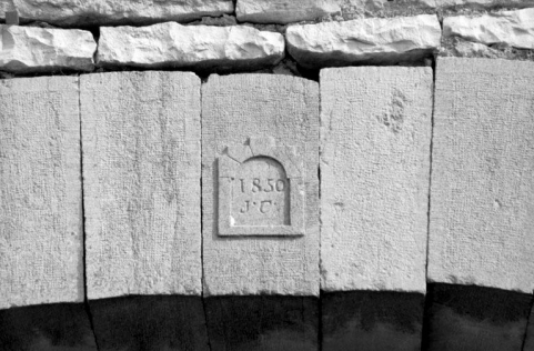 Etable : clef de voûte datée. © Région Bourgogne-Franche-Comté, Inventaire du patrimoine