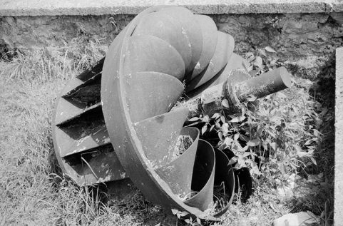Turbine déposée à l'extérieur de la centrale. © Région Bourgogne-Franche-Comté, Inventaire du patrimoine