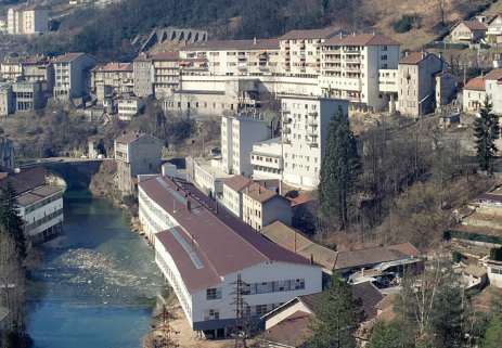 Vue d'ensemble plongeante depuis le nord-est. La fonderie est partiellement masquée par l'usine Manzoni-Bouchot, en bordure de Bienne. © Région Bourgogne-Franche-Comté, Inventaire du patrimoine