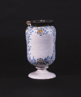 Vue d'ensemble d'un albarello à décor bleu et jaune. © Région Bourgogne-Franche-Comté, Inventaire du patrimoine